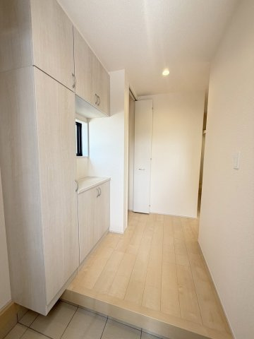 八潮市八潮7丁目　新築戸建　全4棟　4号棟の玄関|玄関から見た室内写真です