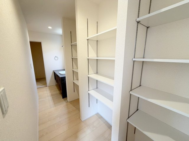 八潮市八潮7丁目　新築戸建　全4棟　4号棟の収納|キッチン裏、洗面台横に広々パントリー付き