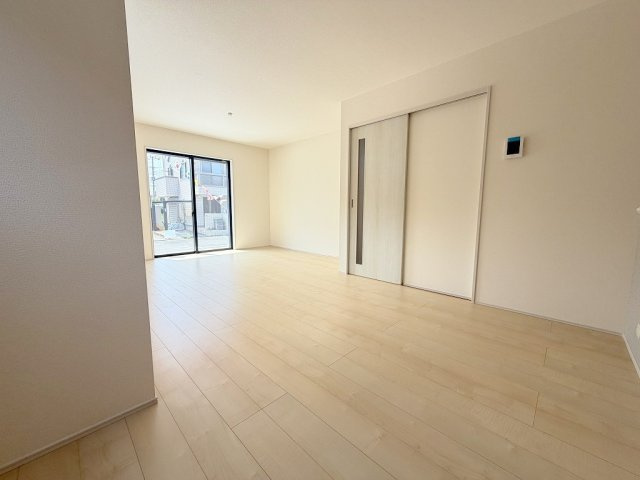 八潮市八潮7丁目　新築戸建　全4棟　4号棟の居間・リビング|家族団らんで過ごすリビングは17.5帖の広さを確保
