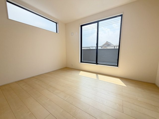 八潮市八潮7丁目　新築戸建　全4棟　4号棟の洋室|バルコニーに面した明るい洋室6.75帖・主寝室としていかがでしょう