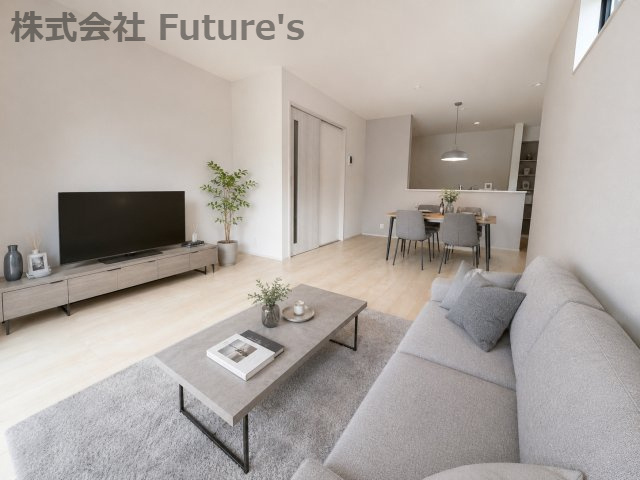 八潮市八潮7丁目　新築戸建　全4棟　4号棟の居間・リビング|現況の物件写真にCGによる画像処理を行っています。家具、家電、小物、カーテン等はイメージはCGです。