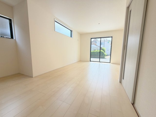 八潮市八潮7丁目　新築戸建　全4棟　4号棟の居間・リビング|ソファやダイニングセットを置いてもゆとりのある17.5帖のリビング