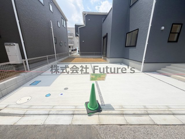 八潮市八潮7丁目　新築戸建　全4棟　2号棟の駐車場|家族の車＋来客用にも便利な並列2台駐車