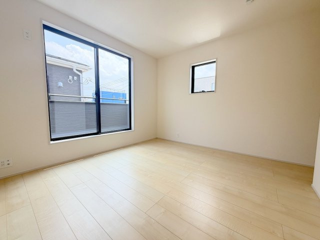 八潮市八潮7丁目　新築戸建　全4棟　1号棟の洋室|バルコニーに面した明るい洋室7.75帖・主寝室としていかがでしょう