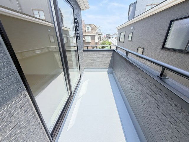 八潮市八潮7丁目　新築戸建　全4棟　1号棟のバルコニー|南向きバルコニーにて陽当り良好
