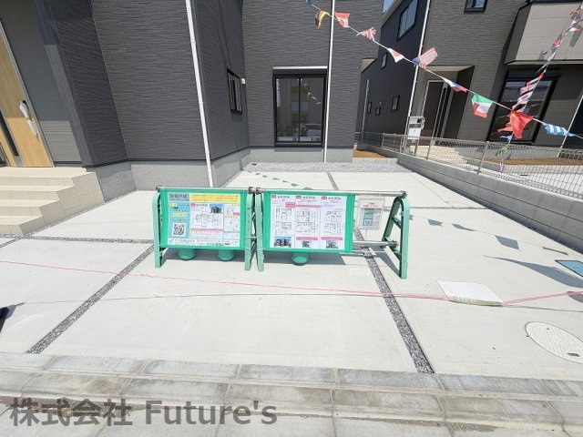 八潮市八潮7丁目　新築戸建　全4棟　1号棟の駐車場|家族の車＋来客用にも便利な並列2台駐車