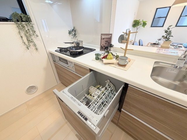 八潮市八潮7丁目　新築戸建　全4棟　1号棟のキッチン|家事の時短につながる食洗機完備
