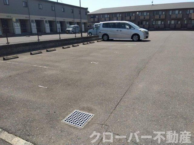 レオパレスポートビレッジの駐車場
