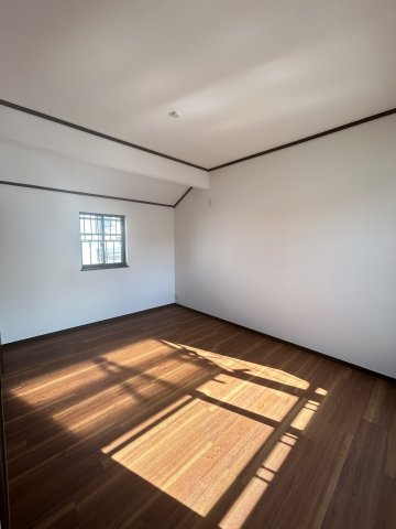 東大阪市新家西町中古戸建の洋室|落ち着いた色調の洋室です