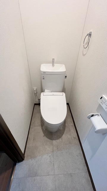 東大阪市新家西町中古戸建のトイレ|落ち着いた色調のトイレです