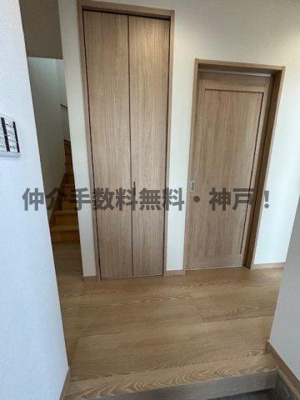 【玄関】 | 神戸市垂水区西舞子9丁目　新築戸建　仲介手数料無料！ | 収納もある玄関です