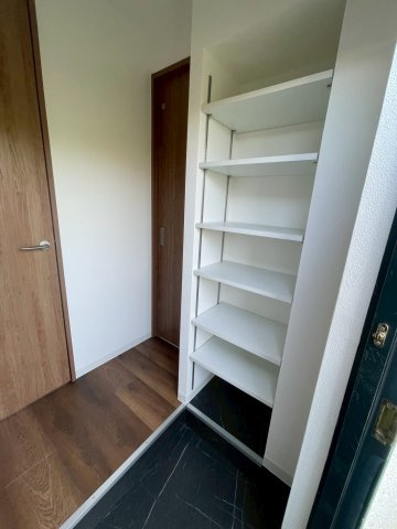 サンマリン名谷の玄関|可動式棚付きの玄関、反対側にも収納棚ありで玄関すっきり