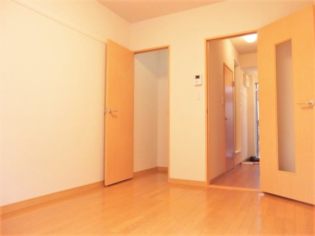 レオパレスアークの居間・リビング|同タイプ物件の為、形状や間取寸法、色調等が実際とは異なります