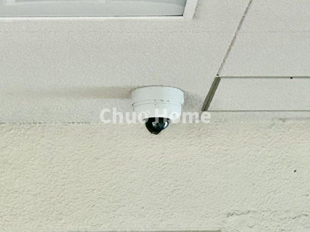 エンゼルハイム町屋第2の防犯設備|【防犯カメラ】何かあった時の大事な証拠になることももちろんなりますが、防犯というくらいですので大事なのは防犯カメラがあることによって抑止力につながることですよね。