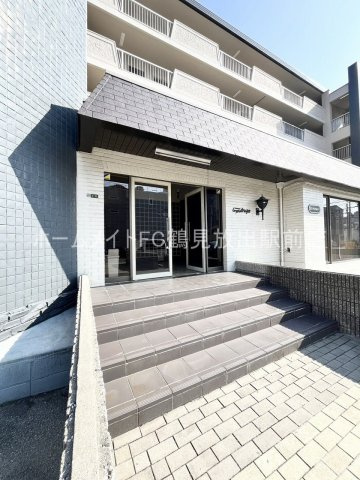 大阪市城東区諏訪２丁目の賃貸マンションのエントランス