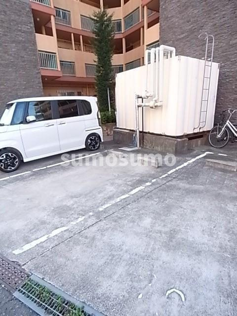 ラムール武庫之荘 弐番館の駐車場