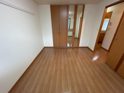 【内装】 | サンライズ高町 | 玄関横の６帖洋室　寝室として