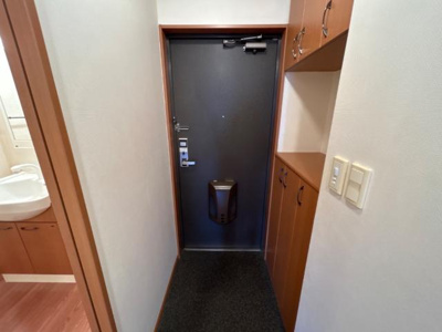 【玄関】 | サンライズ高町 | 上下にしまえるカウンター下駄箱