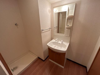 【洗面所】 | サンライズ高町 | カゴなども置きやすい洗面所