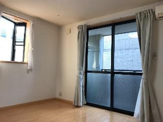 【内装】 | フォンテーヌ・アベニューⅡ | 角部屋なので出窓もあり明るい洋室