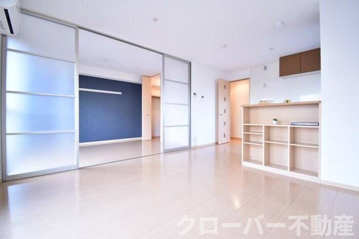 リビングタウン宇多津東 D棟の居間・リビング|ＬＤＫ１２帖～洋室６帖