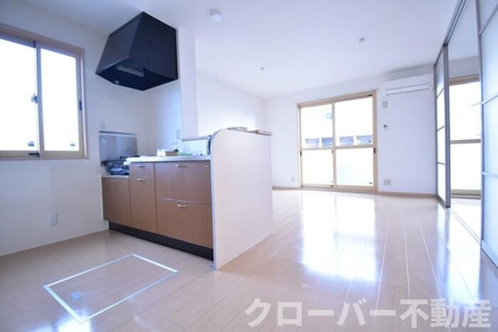 リビングタウン宇多津東 D棟の居間・リビング|ＬＤＫ１２帖