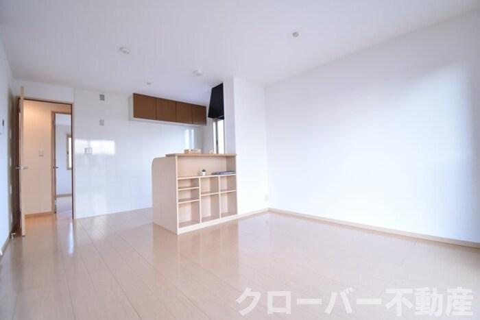 リビングタウン宇多津東 D棟の居間・リビング|ＬＤＫ１２帖