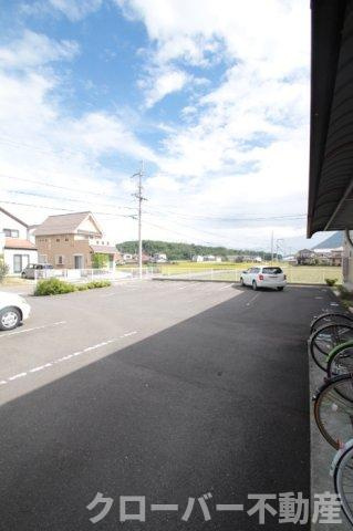 ローズガーデン土器東 A棟の駐車場