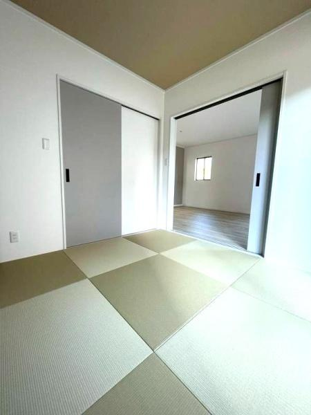 HT挾間の和室|和室ならではの落ち着いた雰囲気が広がっています。畳の目が美しく全体的に清潔感のある空間です。二室を仕切る引き戸が機能的で隣接する部屋との行き来もスムーズに行えます。