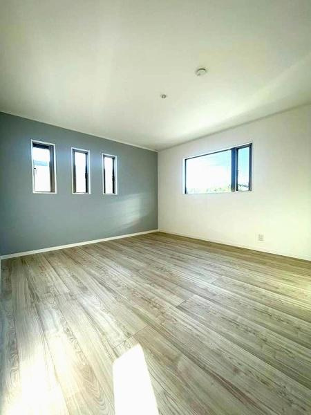 HT挾間の洋室|洋室の明るい光が差し込む空間です。シンプルなデザインで室内が広く見えます。窓からの採光も良好で日中は自然な明るさを感じられます。便利に使えるスペースが確保されています。