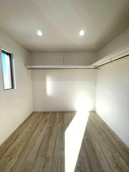 HT挾間の収納|窓付きで採光が良くクローゼットとして利用しやすい収納スペースです。広めの空間で収納物の出し入れもスムーズに行えます。天井のダウンライトも設置されていて明るい印象を与えます。