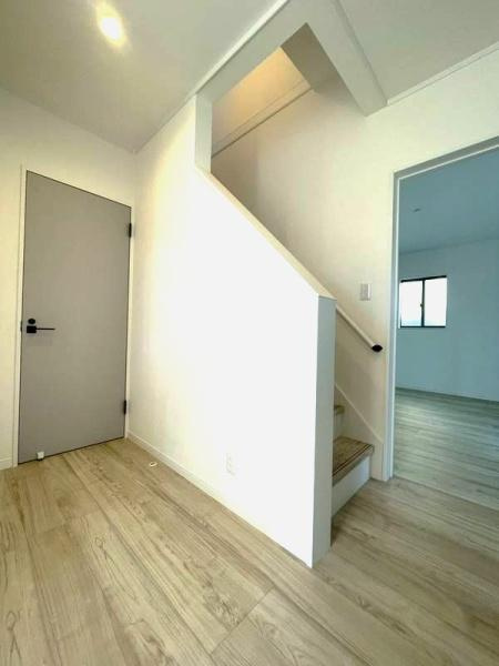 HT挾間の内装|シンプルで明るい室内が印象的です。階段下までしっかりと有効活用されています。フローリングの色合いが空間に統一感を与えています。