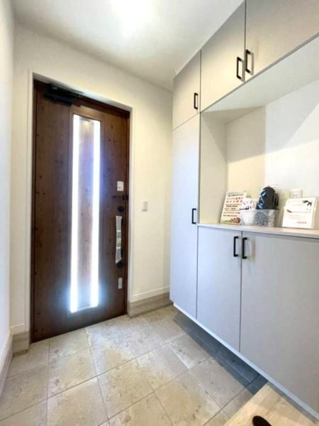 HT挾間の玄関|シューズボックスが豊富に設置され玄関周りをすっきりと保てます。明るい色調で清潔感があり出入りも快適です。足元のタイル張りがアクセントとなっています。