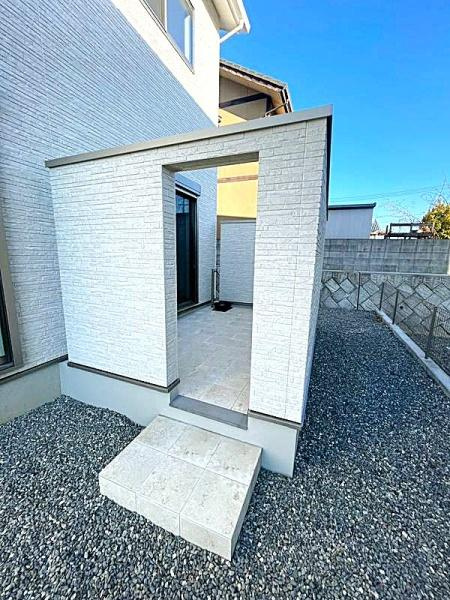 HT挾間のその他|外からの視線を遮りつつ、屋外空間を楽しめるのが最大の魅力です。休日にはご家族やご友人とBBQを楽しんだり、アウトドアリビングとして使ったりと、暮らしの楽しみがぐっと広がります。