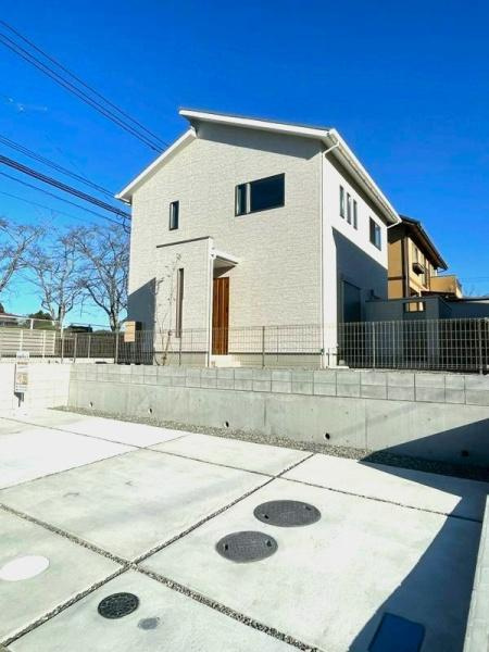 HT挾間の外観|シンプルなラインが際立つ外観です。明るい色調が印象的なデザインになっています。高い塀が外部からの視線をしっかりと遮ります。