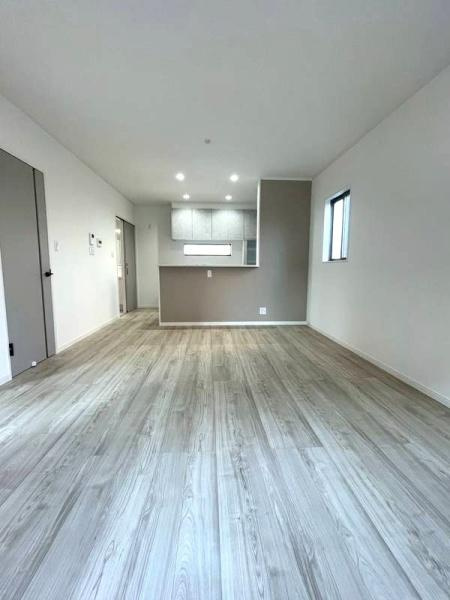 HT挾間の居間・リビング|明るく広々としたリビングはインテリアも楽しめる空間です。ナチュラルなフローリングが落ち着いた雰囲気を演出しています。全体的にシンプルで清潔感があり使いやすい間取りです。