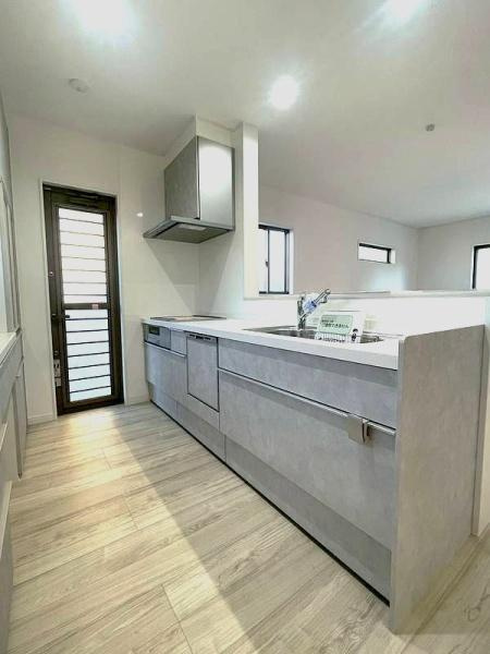 HT挾間のキッチン|広々としたキッチンは明るい室内が魅力的です。複数の窓から光が差し込み開放感を感じられます。使いやすい動線が特徴で収納も充実しています。