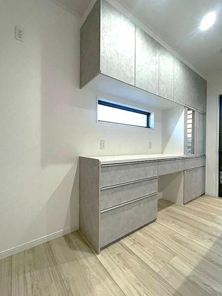 HT挾間のキッチン|シンプルなデザインのキッチン収納がポイントです。窓から光が入り明るい空間を演出します。上部にも収納スペースがあり整理しやすくなっています。床材との色合いが調和しています。