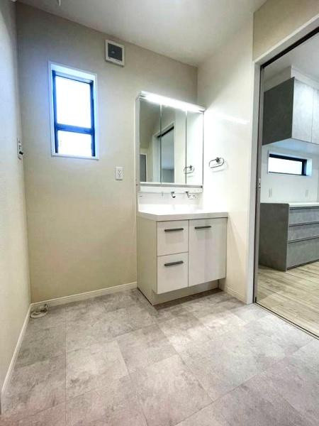 HT挾間の独立洗面台|洗面台・洗面所がすっきりとした印象で清潔感があります。窓からの採光が爽やかさをプラスしています。収納スペースも十分に確保されており使い勝手の良い空間です。隣室との行き来もしやすい構造になっています。