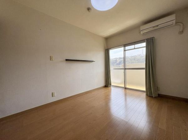 ドゥペールワコー城東の洋室|明るい床材が特徴的な洋室です。シンプルな内装でレイアウトがしやすい空間です。大きな窓からの採光が期待できます。壁面も広く使いやすそうな間取りです。様々なスタイルに合わせやすい洋室となっています。