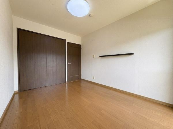 ドゥペールワコー城東のその他|シンプルなデザインの廊下です。壁やドアの色合いが落ち着いた雰囲気を演出しています。収納やお部屋にアクセスしやすい配置になっています。