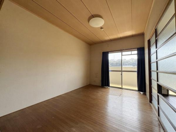 ドゥペールワコー城東のその他|ゆったりとしたアプローチが特長的なエントランスです。タイル張りの外観が印象的で清潔感のある空間が広がっています。周囲には植栽や樹木が整えられており落ち着いた雰囲気です。