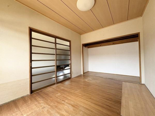 ドゥペールワコー城東の洋室|木目調の天井と床が温かみを感じさせる洋室です。大きな収納スペースも備わっており、たくさんの物を収納することが出来ます。