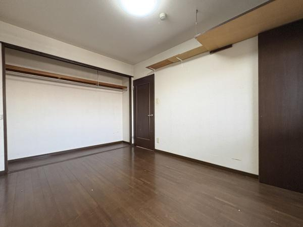 ドゥペールワコー城東の洋室|落ち着いた色合いのフローリングが印象的です。広々とした空間は使い勝手が良さそうです。収納スペースが充実しておりお部屋がすっきりと保てます。
