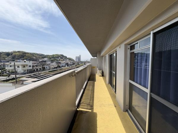 ドゥペールワコー城東のバルコニー|広々としたバルコニーからは周辺の街並みを一望できます。奥行きがあるのでゆったりと使える空間です。外からの光がしっかり差し込むため室内も明るい雰囲気となります。洗濯物も余裕をもって干すことができます。