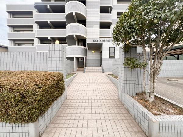 ドゥペールワコー城東のその他|ゆったりとしたアプローチが特長的なエントランスです。タイル張りの外観が印象的で清潔感のある空間が広がっています。周囲には植栽や樹木が整えられており落ち着いた雰囲気です。