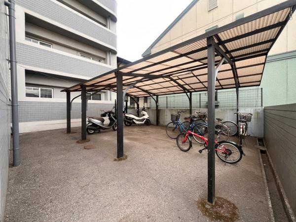 ドゥペールワコー城東のその他|雨や日差しを気にせず使える屋根付きの駐輪場です。自転車やバイクをしっかりと保管できるスペースが確保されています。
