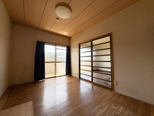 ドゥペールワコー城東の洋室|引き戸はリビングとつながっています。大きな窓から自然光が差し込む明るい洋室です。木目調の床が温かみを感じさせ落ち着いた雰囲気が広がっています。