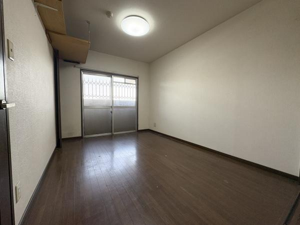 ドゥペールワコー城東の洋室|シンプルな内装が特徴の洋室です。窓が広く自然光が室内に差し込みます。床は落ち着いた色合いで家具が合わせやすいです。