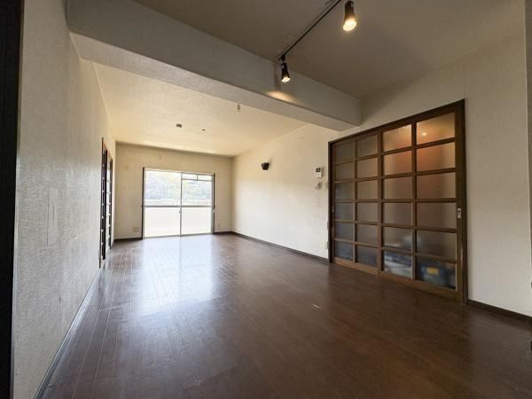 ドゥペールワコー城東の居間・リビング|リビングは広々とした空間が広がっており開放感を感じられます。大きな窓からはたっぷりと光が差し込み明るさを確保できます。